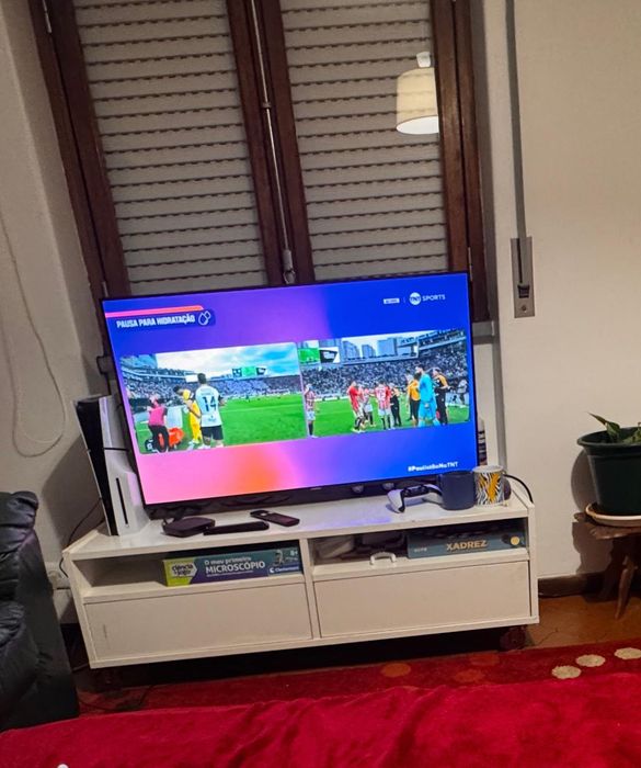 Móvel de tv com rodinhas e arrumação