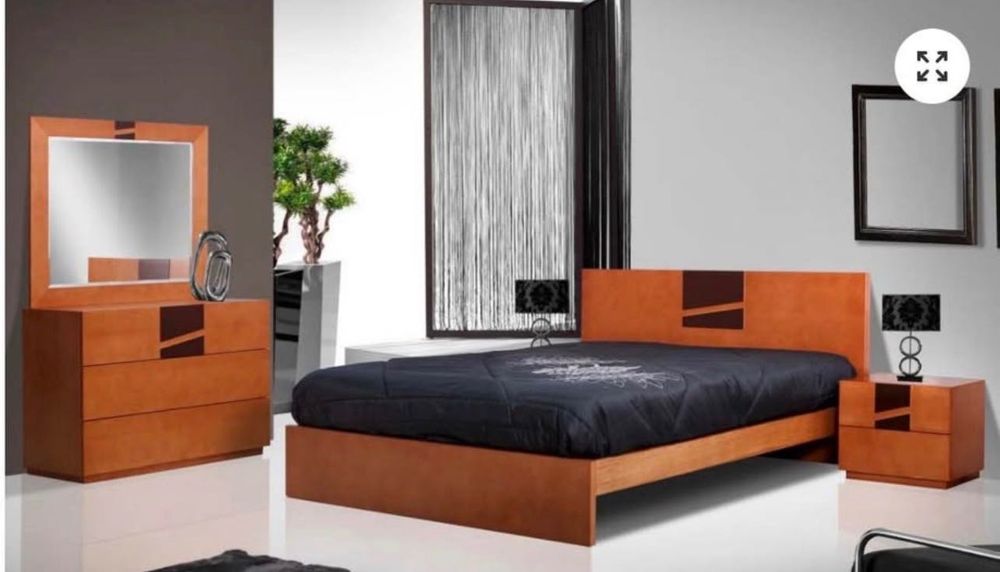 Quarto completo, cama casal, escrivaninha e cómoda com espelho.