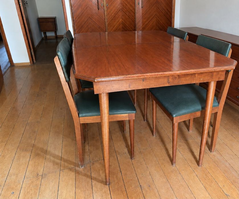 Conjunto Mesa Jantar, Louceiro e Cómoda
