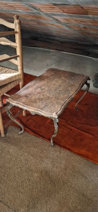 Mesa com tampo de mármore