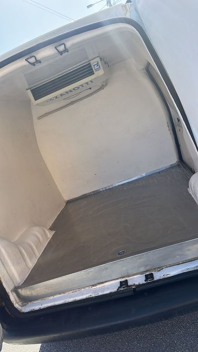 Carrinha de frio isotérmica
