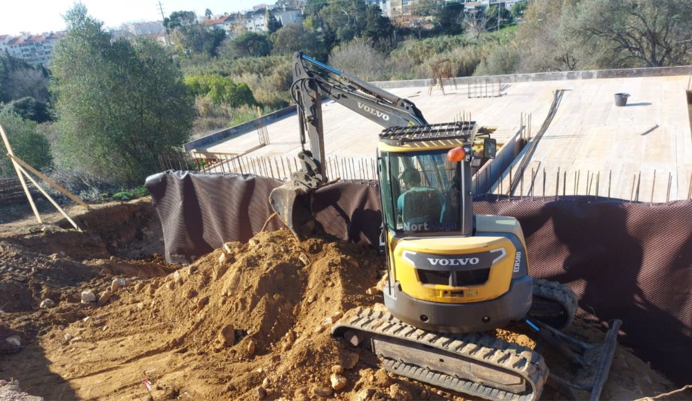 Serviços de Mini Giratória. Camião Basculante.