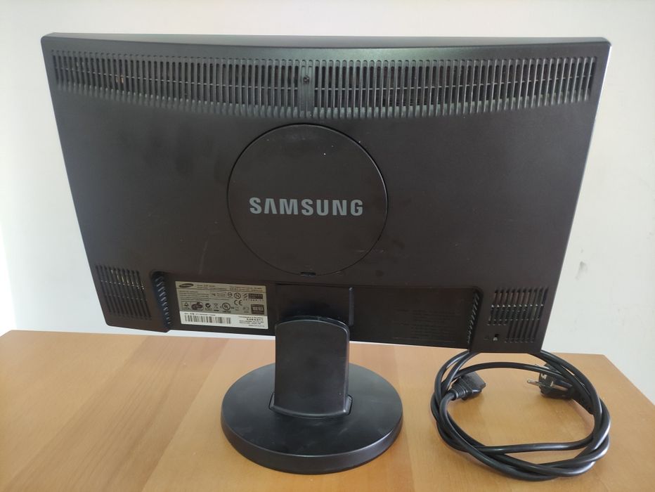 Monitor Samsung 19'  - LCD 

Funciona.  Em bom estado.

Inclui cabo da