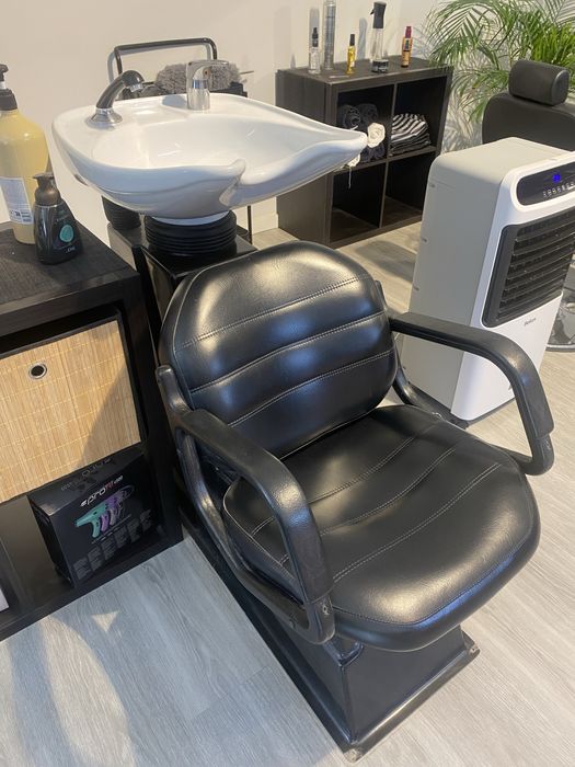 Rampa de lavagem de cabeleiro e cadeira de barbeiro