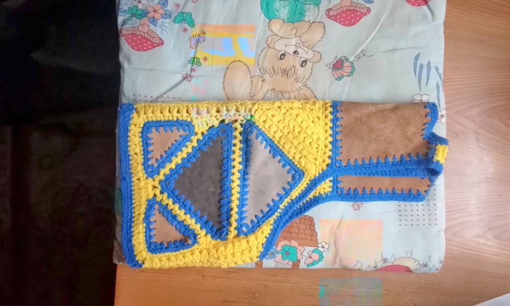 Продам жилетку  для 4 років  на гудзиках