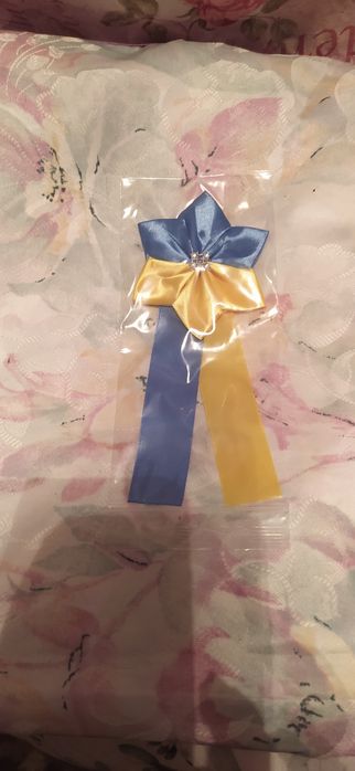 Kotylion, emblemat, kokardą.