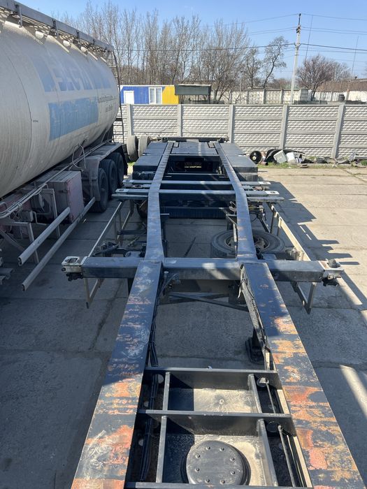 Напівпричіп контейноровоз