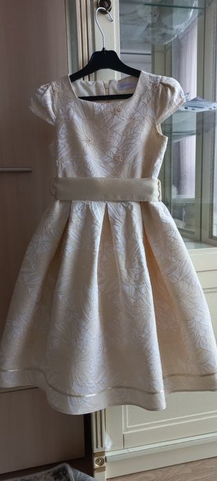Нарядное платье для девочки 6- 7 лет