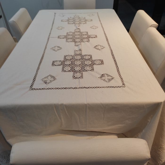Duas toalhas de mesa em linho, crochê e bordado