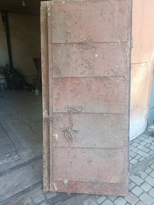 Металлическая дверь