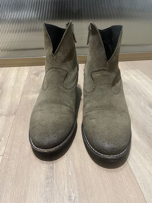 Botki Carinii w kolorze khaki.