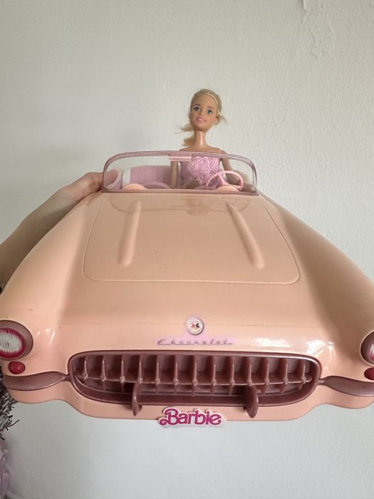 Вінтажна Barbie  в кабріолеті