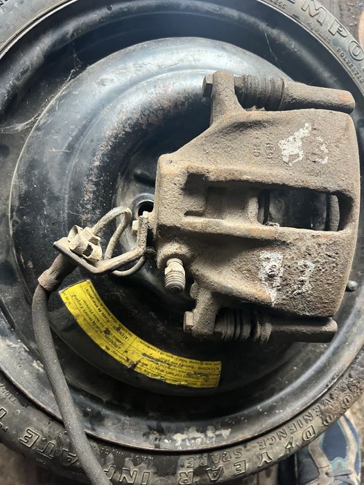 Супорт  Передній Пассат б3