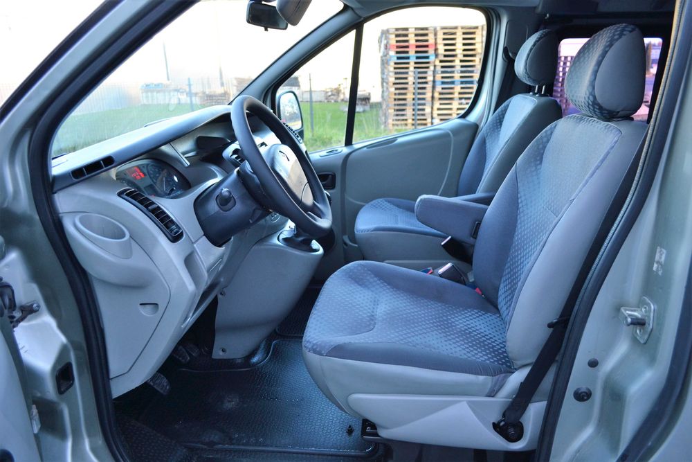 Renault Trafic 2.0dCi 115KM**Brygadówka**6-osobowy**Czujniki park.