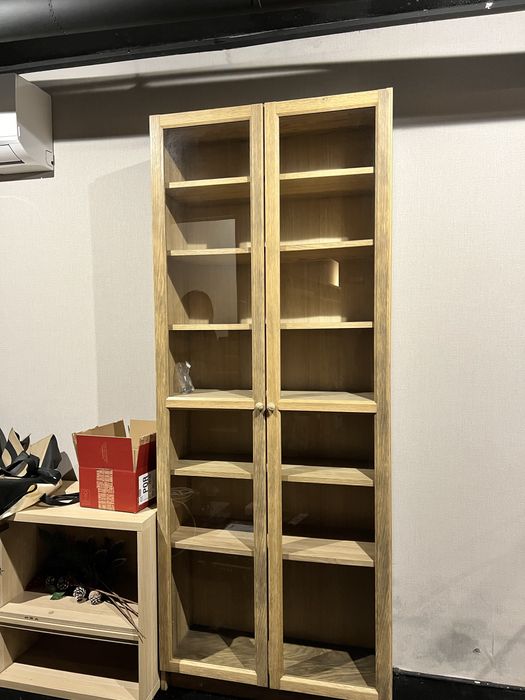 Estante Billy Oxberg com portas de vidro