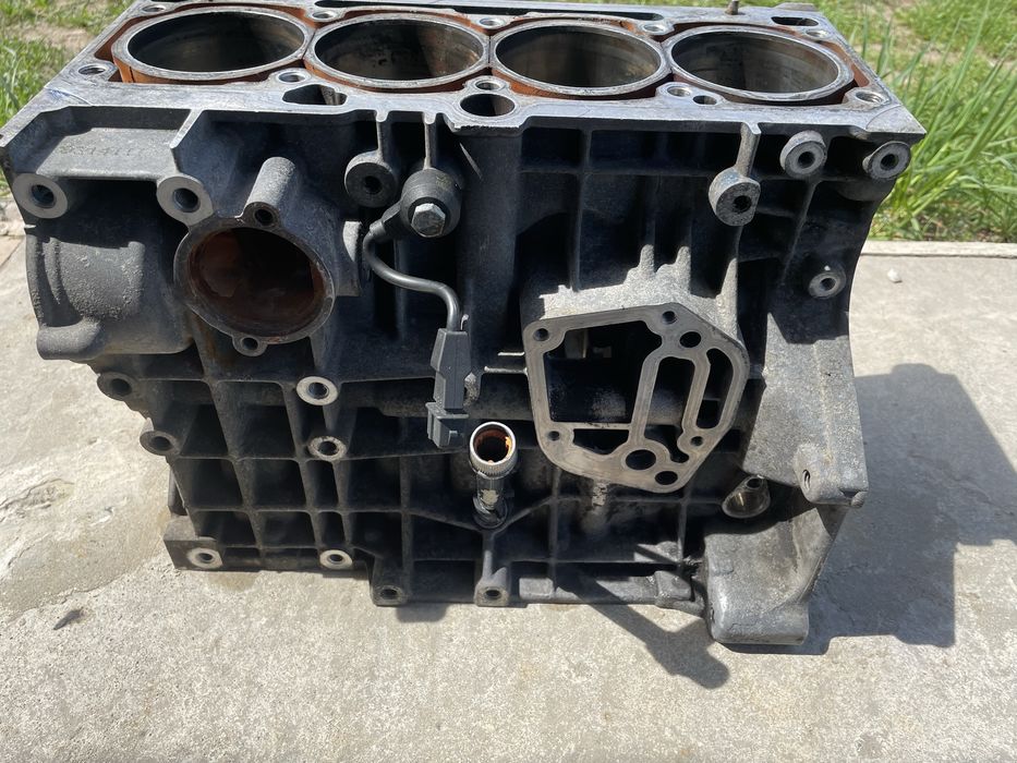 Блок двигуна VW Golf 1.6 8V (IV)