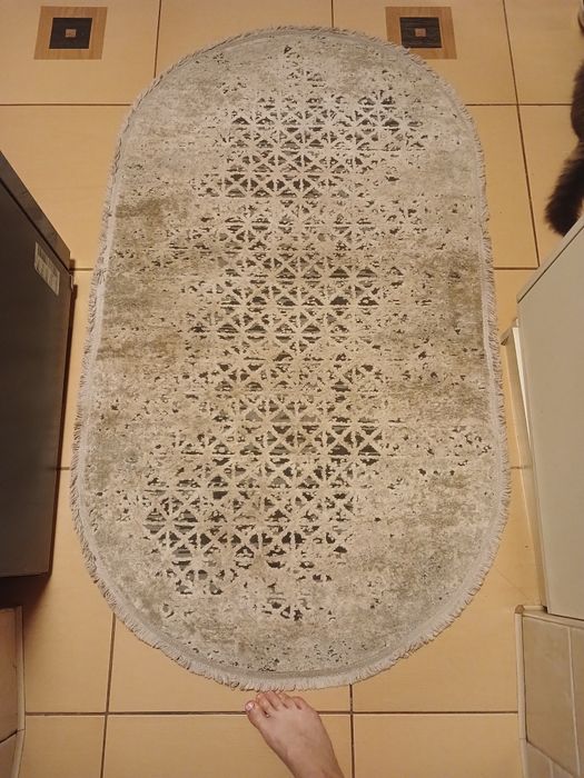 Продам коврік в дуже гарному стані мае гарний візерунок  сіруватий