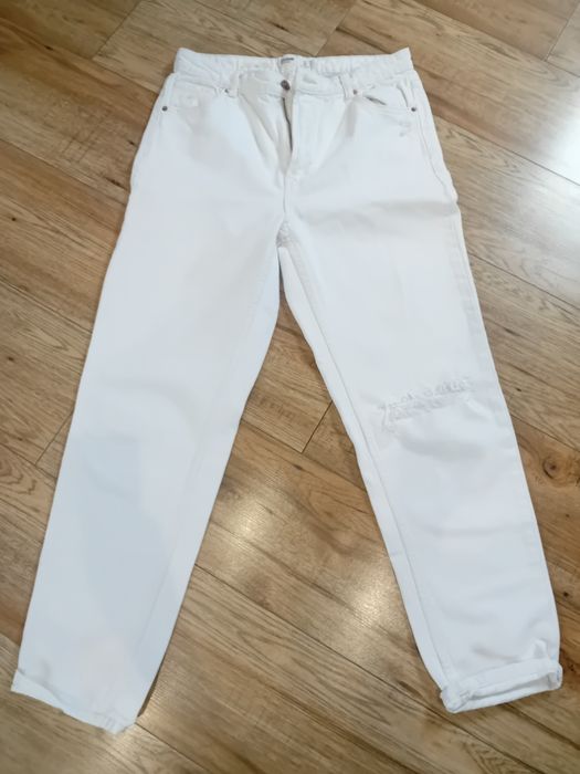 Jeansy Bershka 38 białe