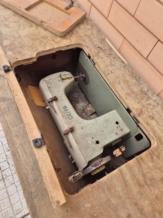 Máquina de costura OLIVA, com manual