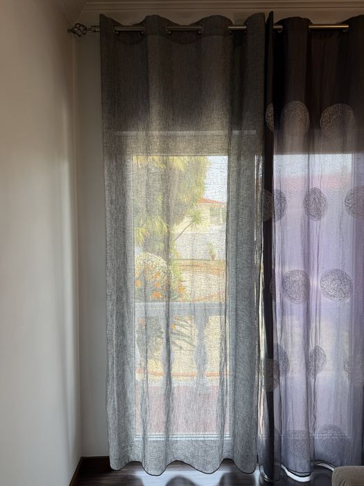 Cortinas cinzentas e beges