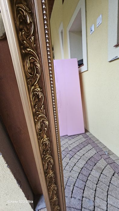 Lustro w złotej ramie