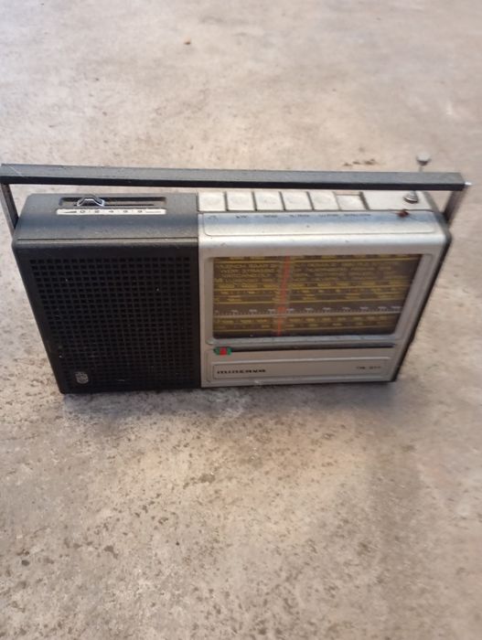 Vendo este rádio antigo muito bonito bom estado a trabalhar muito bem