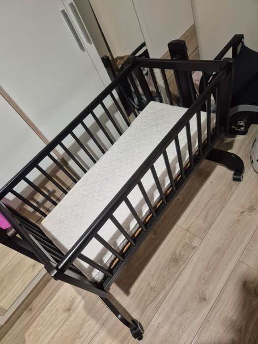 Kołyska drewniana z materacem.