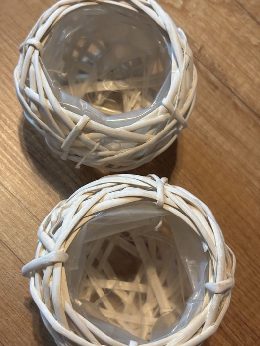 Biała osłonka na doniczke