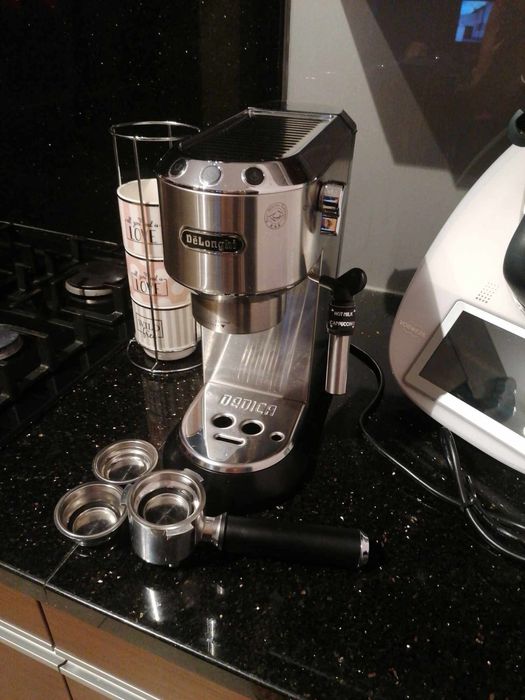 Expres ciśnieniowy  kolbowy do kawy De Longhi
