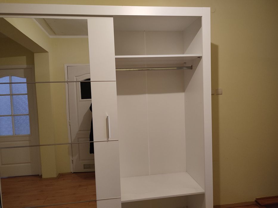 Biała szafa przesuwna, z lustrami, bardzo pakowna