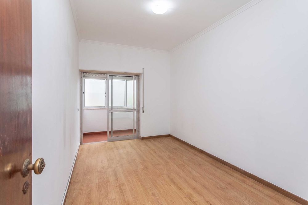 apartamento T2, em R/C, com 80m2 de ABP + 6m2 de área dependente (arrecadação) em Trajouce, São Domingos de Rana