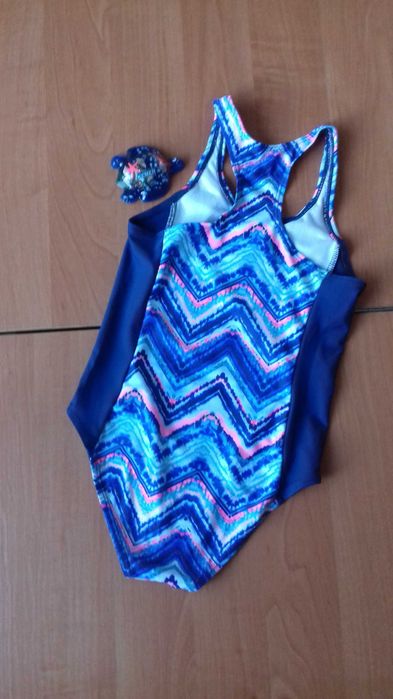 Классный слитный купальник для девочки 5-6 лет.