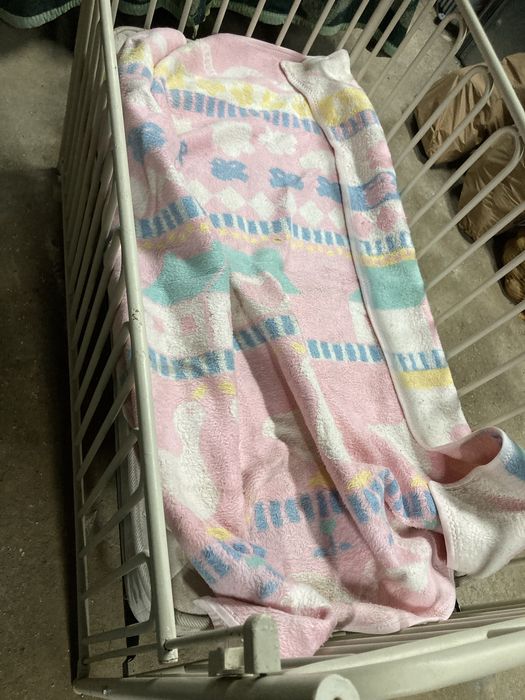 Cama para bébe com colchão em bom estado