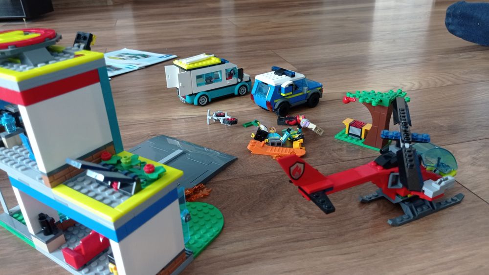 Lego city 60371 parking dla pojazdów uprzywilejowanych. Kompletne
