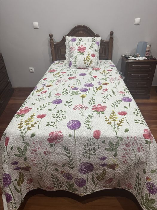 Cama solteiro e uma mesinha