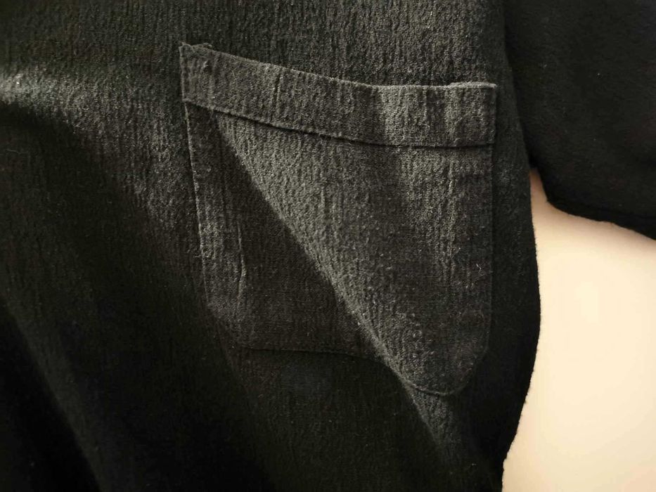 Camisa preta com atilhos