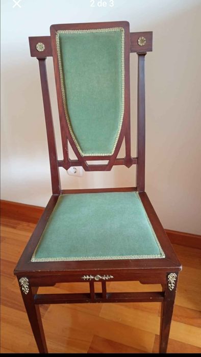 Cadeira Antiga com estofo verde