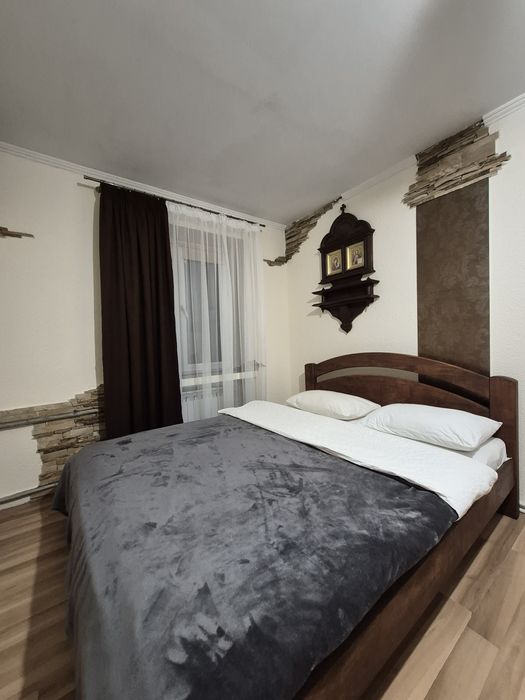 Три та чотирикімнатніі квартири різні райони, 8 спальн місць від 1500