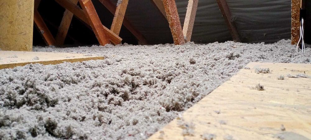 Celuloza wełna skalna szklana mineralna do wdmuchiwania wiązary sufity podwieszane izolacja ścian poddaszy stropodach docieplenie termomodernizacja