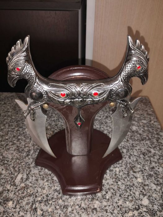 adaga de coleção com laminas curvas e invertidas