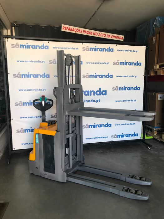 Stacker Elétrico Jungheirich EJD 220