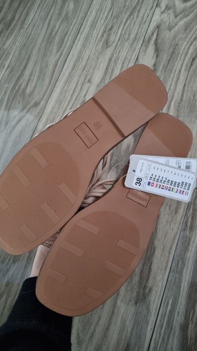 Beżowe klapki z paskami