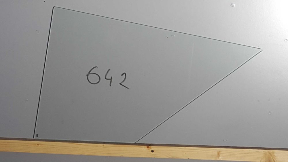 JCB 406, 408 szyba drzwi dolna nr 642