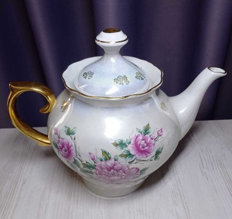Чайник фарфоровый большой.