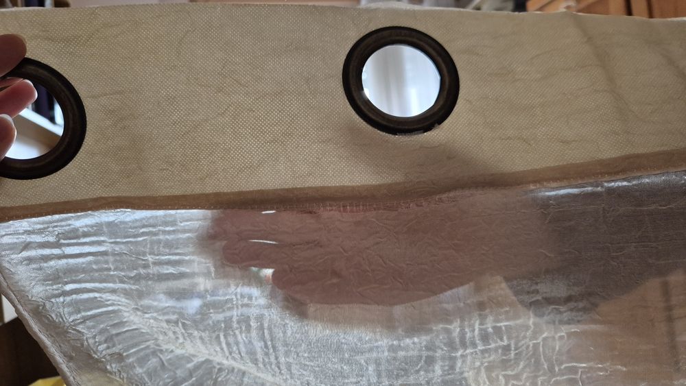 Três cortinas beges e bordô