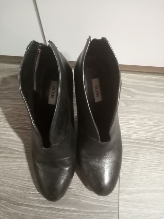 Botki na obcasie Guess