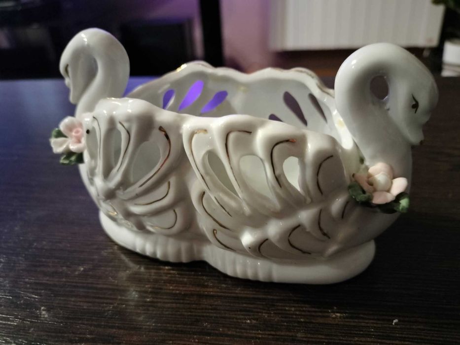Porcelanowa figurka łabędzi