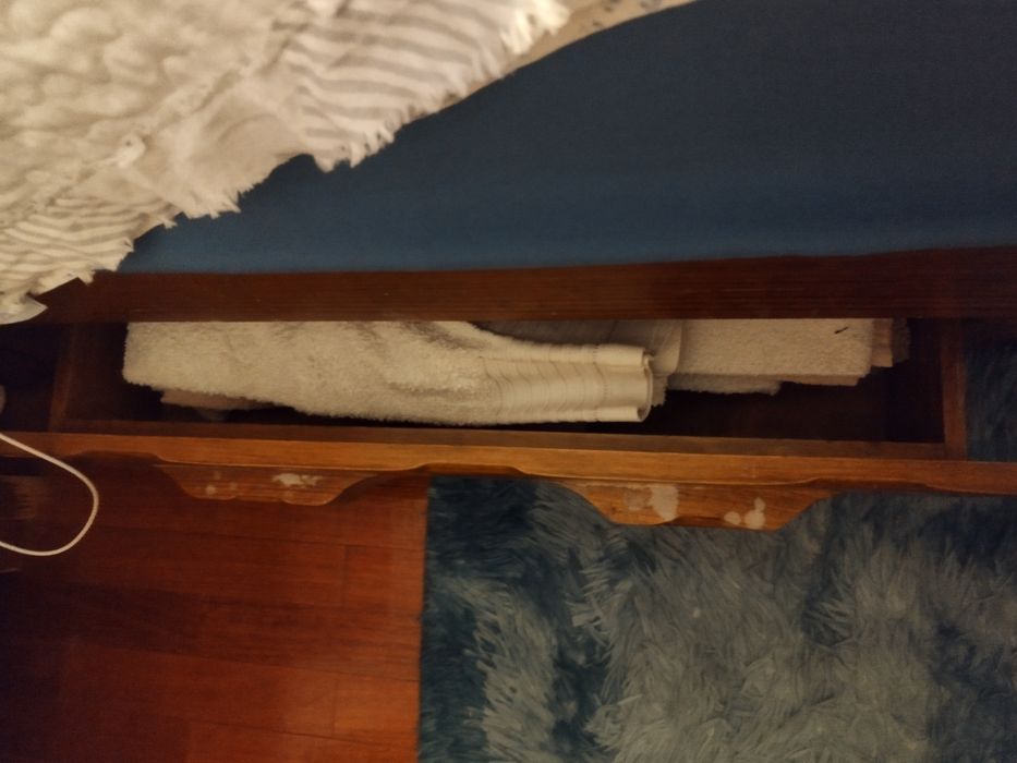 Cama de casal com mesas de cabeceira