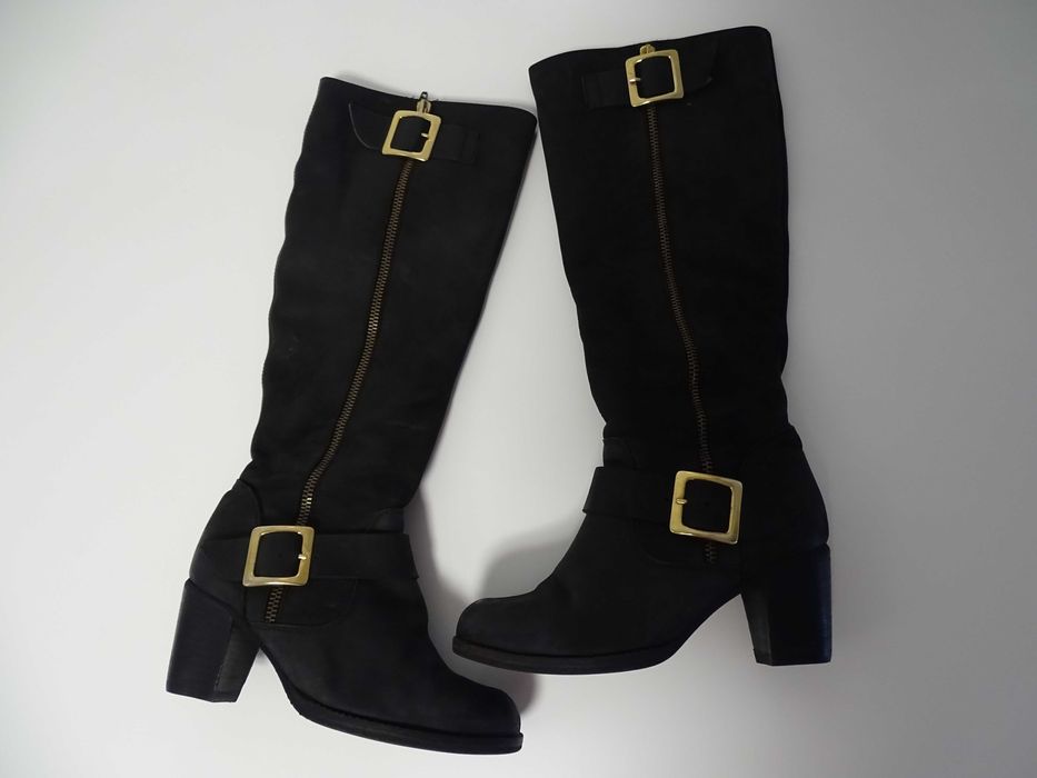 Botas cano alto em nobuck preto com fivelas (tam.35)