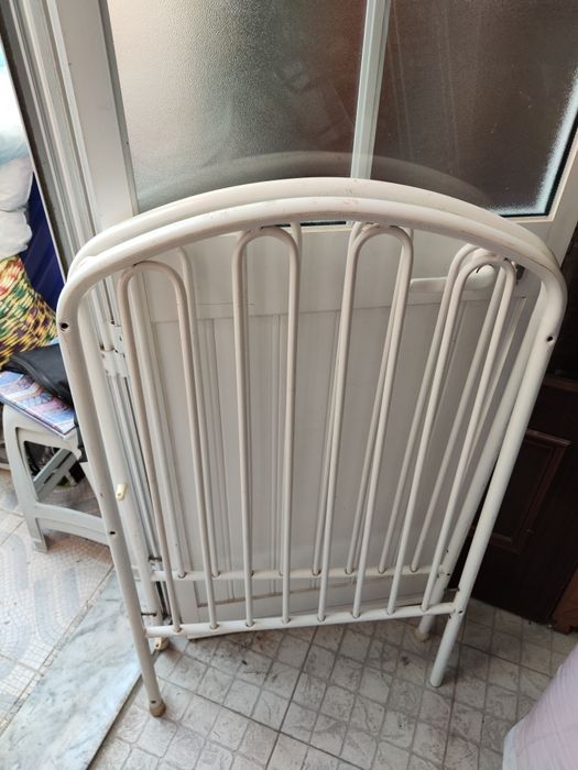 Berços para bebê um em madeira e outro em ferro